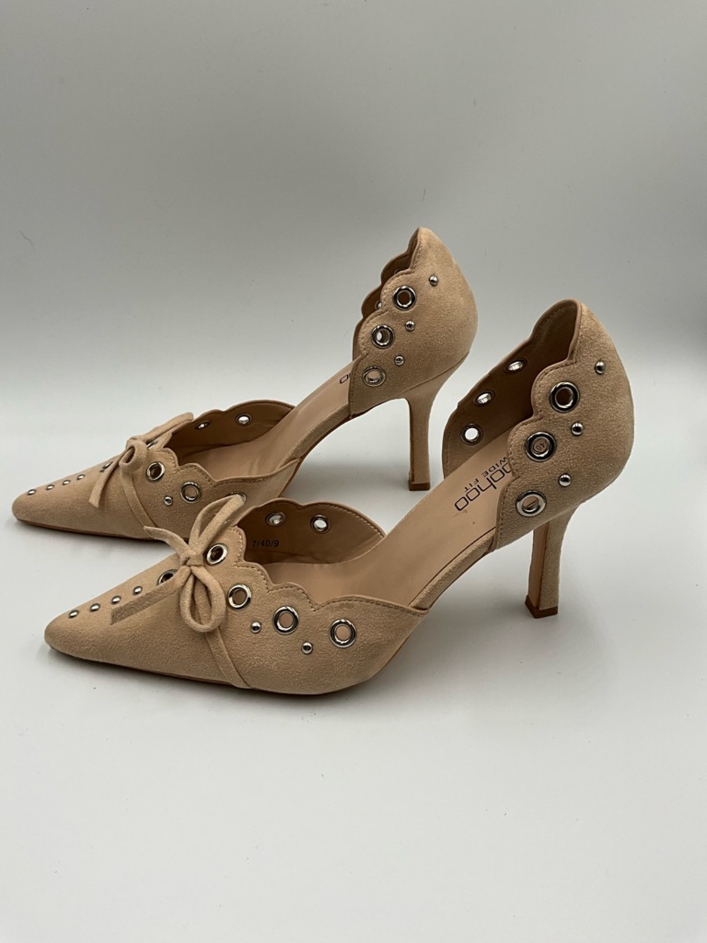 Boohoo Heels Size 7W Beige Scalloped Pointed-Toe with Grommet Detail
